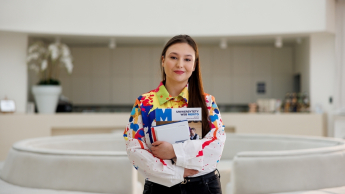 Agent celny | Studia podyplomowe w Gdyni | Uniwersytet WSB Merito Gdynia: Portret kobiety w kolorowej koszuli w jasnej przestrzeni 