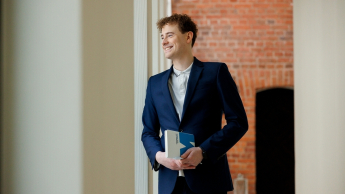 HR Tech. Kompetencje Miękkie w Erze AI | Studia podyplomowe w Gdyni | Uniwersytet WSB Merito Gdynia: Mężczyzna w garniturze, zdjęcie biznesowe z uśmiechem