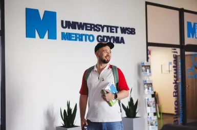 Nasz budynek | Uniwersytet WSB Merito Gdynia: Student przed wejściem do Biura Rekrutacji