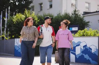 Zapraszamy na sesję, ale spokojnie – tylko zdjęciową! | Aktualności | Uniwersytet WSB Merito Gdynia: Studenci wychodzą z kampusu w Gdyni