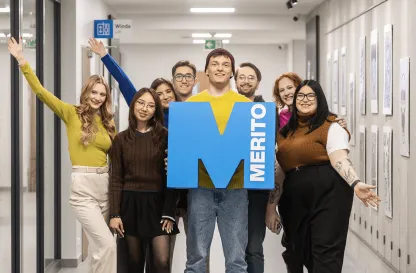 Aktualności | Uniwersytet WSB Merito Gdynia: Studenci z logo Merito