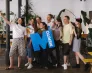 Prestiżowa akredytacja EAPAA na kierunku Administracja | Aktualności | Uniwersytet WSB Merito Gdynia: Zdjęcie grupowe studentów w kawiarni z logiem 