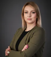 Program firma | Uniwersytet WSB Merito Gdynia: Zdjęcie biznesowe kobiety o blond włosach do ramion i w marynarce w kolorze khaki