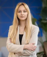 Szkoły | Uniwersytet WSB Merito Gdynia: Zdjęcie kobiety w jasnych włosach i beżowej marynarce