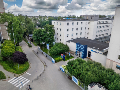Przeniesienie z innej uczelni w Gdyni | Uniwersytet WSB Merito Gdynia: Zdjęcie kampusu w Gdyni UWSB Merito z drona