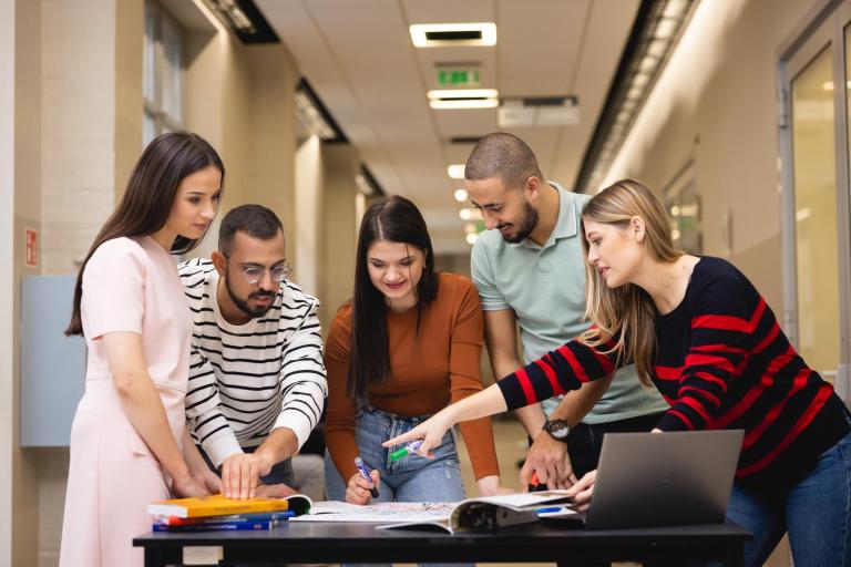 International business management | Studia II stopnia w Gdyni | Uniwersytet WSB Merito Gdynia: studenci na uczelni w czasie rozmowy
