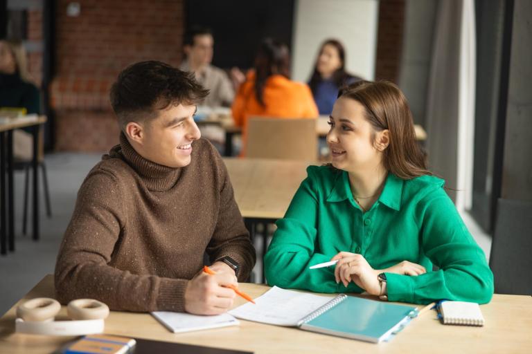 Przeniesienie z innej uczelni w Gdyni | Uniwersytet WSB Merito Gdynia: studenci w czasie rozmowy