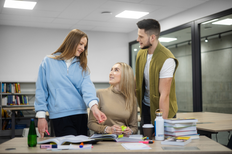 Administracja | Studia I stopnia w Gdyni | Uniwersytet WSB Merito Gdynia: Trzech studentów w sali wykładowej
