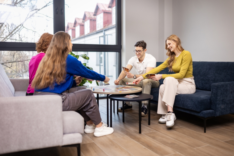 Psychologia | Studia jednolite magisterskie w Gdyni | Uniwersytet WSB Merito Gdynia: Studenci grają w grę planszową