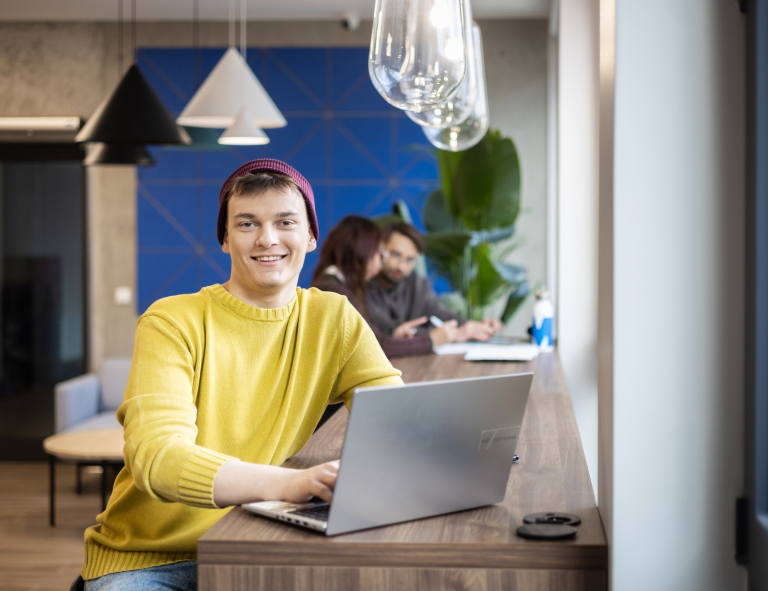 Zarządzanie przedsiębiorstwem | Studia I stopnia w Gdyni | Uniwersytet WSB Merito Gdynia: Student przy laptopie w strefie studenta