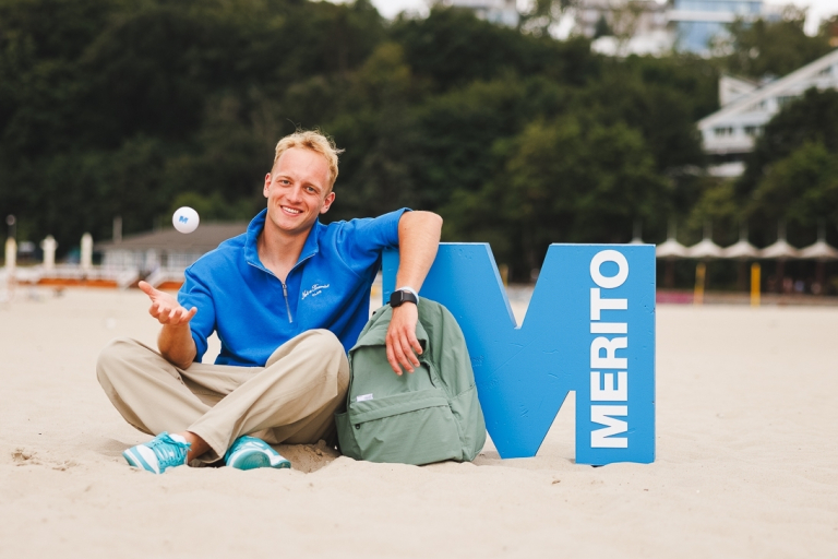 Nasze wartości | Uniwersytet WSB Merito Gdynia: student na plaży w Gdyni