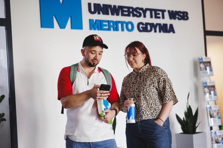 Biuro Karier | Uniwersytet WSB Merito Gdynia: Student i studentka w holu Uniwersytetu WSB Merito Gdynia