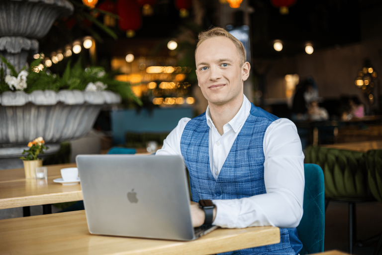 Administracja | Studia I stopnia w Gdyni | Uniwersytet WSB Merito Gdynia: Student przy biurku z otwartym laptopem