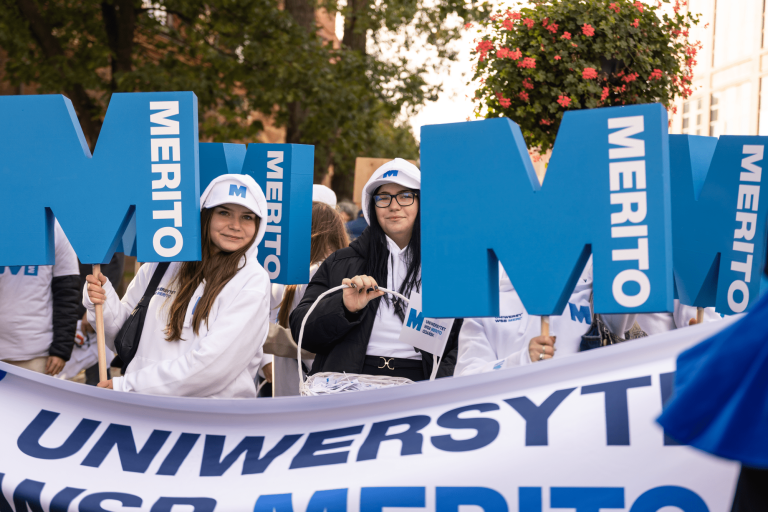 Samorząd studencki | Uniwersytet WSB Merito Gdynia: Parada Uczelni - studentki z logo Merito