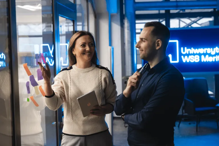 Negocjacje i mediacje | Studia I stopnia w Gdyni | Uniwersytet WSB Merito Gdynia: Kobieta i mężczyzna na Uniwersytecie WSB Merito podczas rozmowy biznesowej
