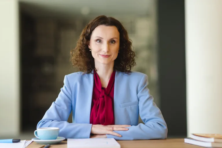 Programowanie | Studia I stopnia w Gdyni | Uniwersytet WSB Merito Gdynia: studentka przy biurku