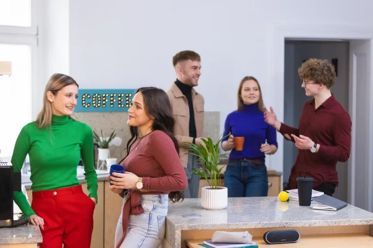 Psychologia menedżerska | Studia I stopnia w Gdyni | Uniwersytet WSB Merito Gdynia: Grupa studentów rozmawia