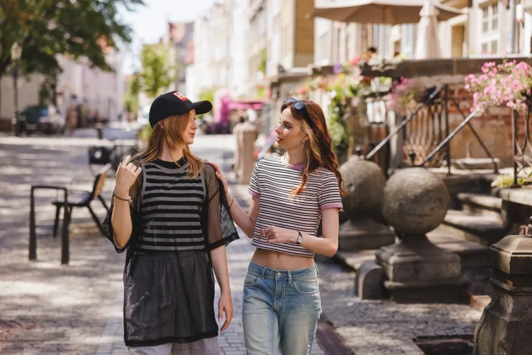 Bezpieczeństwo morskie i ochrona portów | Studia I stopnia w Gdyni | Uniwersytet WSB Merito Gdynia: Studentki rozmawiają idąc Głównym Miastem w Gdańsku