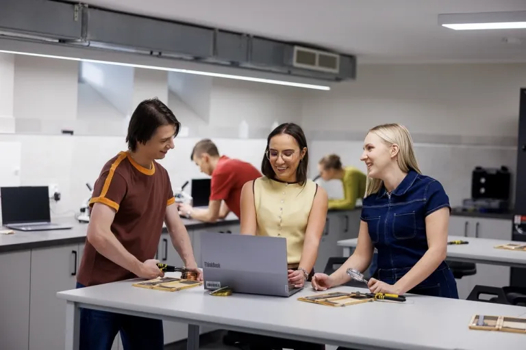 Bezpieczeństwo systemów informatycznych | Studia I stopnia w Gdyni | Uniwersytet WSB Merito Gdynia: Studenci w laboratorium logistycznym
