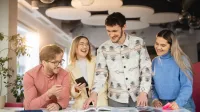 Wyniki wyszukiwania | Uniwersytet WSB Merito Łódź: Czworo ludzi dyskutuje przy projekcie na Uniwersytecie WSB Merito w Łodzi