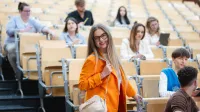 Business Intelligence and Information Management | Studia podyplomowe w Łodzi | Uniwersytet WSB Merito Łódź: Studentka uśmiecha się do obiektywu na sali wykładowej Uniwersytetu WSB Merito w Łodzi