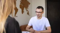 Logistyka i spedycja międzynarodowa | Studia I stopnia w Łodzi | Uniwersytet WSB Merito Łódź: Student zapoznaje się z ofertą Uniwersytetu WSB Merito w Łodzi