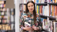 Finanse i Rachunkowość, studia Ii stopnia, magisterskie: Studentka Uniwersytetu WSB Merito pozuje do zdjęcia.
