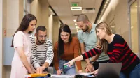 Zarządzanie oświatą w jednostkach samorządu terytorialnego | Studia podyplomowe w Łodzi | Uniwersytet WSB Merito Łódź: Studenci pracują nad wspólnym projektem na Uniwersytecie WSB Merito w Łodzi