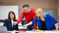 Rachunkowość zarządcza | Studia podyplomowe w Łodzi | Uniwersytet WSB Merito Łódź: Studenci omawiają swój projekt z wykładowcą na Uniwersytecie WSB Merito w Łodzi