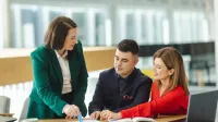 Sztuczna inteligencja w automatyzacji biznesu | Studia podyplomowe w Łodzi | Uniwersytet WSB Merito Łódź: Studenci omawiają swój projekt na Uniwersytecie WSB Merito w Łodzi