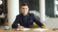 Służby mundurowe w systemie bezpieczeństwa państwa | Studia II stopnia ze studiami podyplomowymi  | Uniwersytet WSB Merito Łódź: Student Uniwersytetu WSB Merito w Łodzi pozuje do zdjęcia.