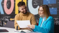 Psychologia w biznesie | Studia podyplomowe w Łodzi | Uniwersytet WSB Merito Łódź: Studenci pracują nad wspólną pracą na Uniwersytecie WSB Merito w Łodzi