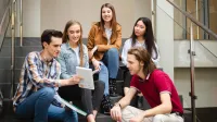 Social media i influencer marketing | Studia podyplomowe w Łodzi | Uniwersytet WSB Merito Łódź: Studenci omawiają wspólny projekt na Uniwersytecie WSB Merito w Łodzi.