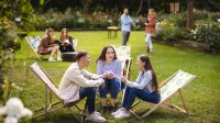 Social media i influencer marketing | Studia podyplomowe w Łodzi | Uniwersytet WSB Merito Łódź: Studenci Uniwersytetu WSB Merito w Łodzi spędzają swój czas wolny w parku.