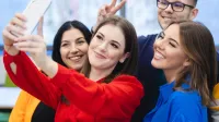 Grafika komputerowa w reklamie | Studia I stopnia w Łodzi | Uniwersytet WSB Merito Łódź: Studenci Uniwersytetu WSB Merito pozują do zdjęcia.
