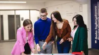 Zarządzanie zasobami ludzkimi | Studia II stopnia ze studiami podyplomowymi  | Uniwersytet WSB Merito Łódź: Studenci Uniwersytetu WSB Merito w Łodzi pracują nad wspólnym projektem.
