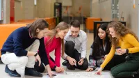 E-commerce | Studia podyplomowe w Łodzi | Uniwersytet WSB Merito Łódź: Studenci Uniwersytetu WSB Merito w Łodzi pracują wspólnie nad projektem.