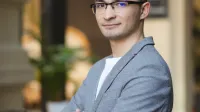 Ochrona ludności i obrona cywilna | Studia II stopnia w Łodzi | Uniwersytet WSB Merito Łódź: Student Uniwersytetu WSB Merito w Łodzi pozuje do zdjęcia.