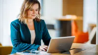 E-commerce | Studia podyplomowe w Łodzi | Uniwersytet WSB Merito Łódź: Studentka Uniwersytetu WSB Merito w Łodzi uczy się.