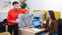 Negocjacje w biznesie | Studia podyplomowe w Łodzi | Uniwersytet WSB Merito Łódź: Studenci Uniwersytetu WSB Merito w Łodzi pracują wspólnie nad projektem.