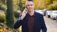 Customer experience management | Studia podyplomowe w Łodzi | Uniwersytet WSB Merito Łódź: Student Uniwersytetu WSB Merito w Łodzi rozmawia przez telefon.