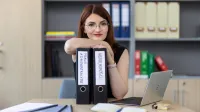 Zarządzanie w administracji publicznej | Studia II stopnia ze studiami podyplomowymi  | Uniwersytet WSB Merito Łódź: Studentka Uniwersytetu WSB Merito w Łodzi pozuje do zdjęcia.