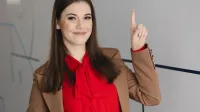 Prawo i finanse w administracji publicznej | Studia II stopnia ze studiami podyplomowymi  | Uniwersytet WSB Merito Łódź: Studentka Uniwersytetu WSB Merito w Łodzi pozuje do zdjęcia.