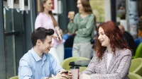 Analityk finansowy | Studia podyplomowe w Łodzi | Uniwersytet WSB Merito Łódź: Studenci Uniwersytetu WSB Merito w Łodzi rozmawiają ze sobą.