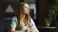 Podatki i doradztwo podatkowe | Studia II stopnia ze studiami podyplomowymi  | Uniwersytet WSB Merito Łódź: Studentka Uniwersytetu WSB Merito w Łodzi pozuje do zdjęcia.