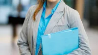 Kadry i płace | Studia II stopnia w Łodzi | Uniwersytet WSB Merito Łódź: Studentka Uniwersytetu WSB Merito w Łodzi pozuje do zdjęcia.
