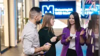 Neuroprzywództwo | Studia podyplomowe w Łodzi | Uniwersytet WSB Merito Łódź: Studenci Uniwersytetu WSB Merito w Łodzi rozmawiają ze sobą.