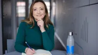 Psychologia pozytywna | Studia podyplomowe w Łodzi | Uniwersytet WSB Merito Łódź: Studentka Uniwersytetu WSB Merito w Łodzi pozuje do zdjęcia.