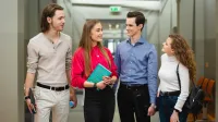 STEAM i sztuczna inteligencja w edukacji | Studia podyplomowe w Łodzi | Uniwersytet WSB Merito Łódź: Studenci Uniwersytetu WSB Merito w Łodzi rozmawiają ze sobą.
