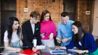 Logistyka służb mundurowych | Studia I stopnia w Łodzi | Uniwersytet WSB Merito Łódź: Studenci Uniwersytetu WSB Merito w Łodzi pracują wspólnie nad projektem.